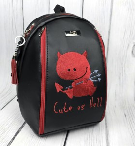  Plecak czarny z haftem diabełka 
