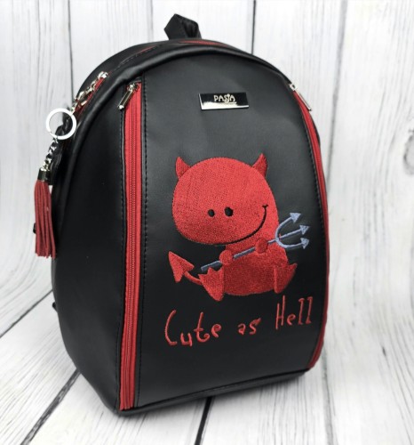  Plecak czarny z haftem diabełka 