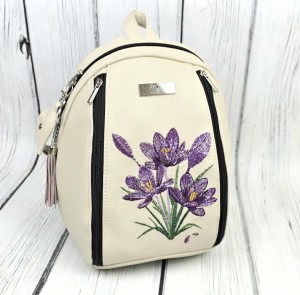  Plecak ecru z haftem krokusów 
