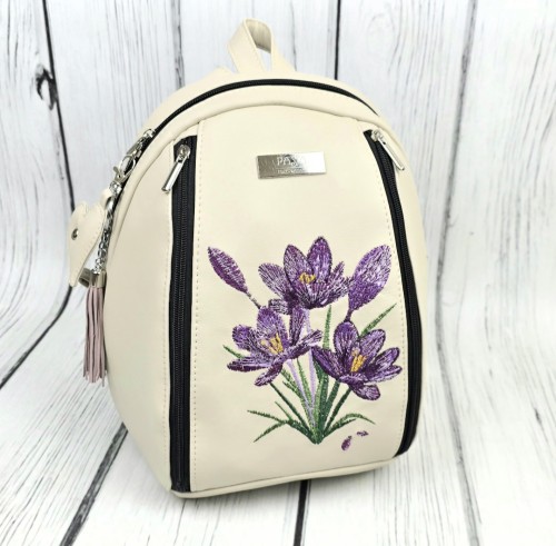  Plecak ecru z haftem krokusów 