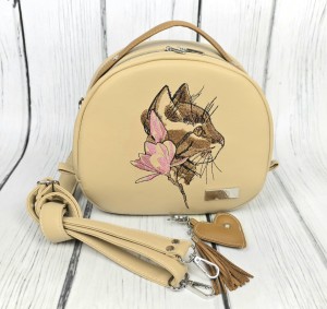 Torebka Hugo ciemny beż z haftem kota z magnolią