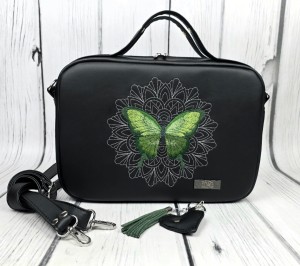 Torebka box czarny z haftem motyla zielonego