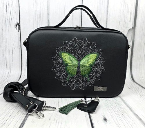 Torebka box czarny z haftem motyla zielonego