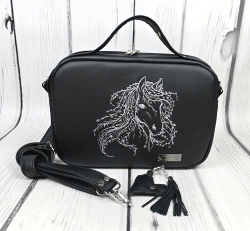 Torebka box czarny z haftem konia listkowego