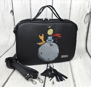 Torebka box czarna z haftem chłopca z lisem