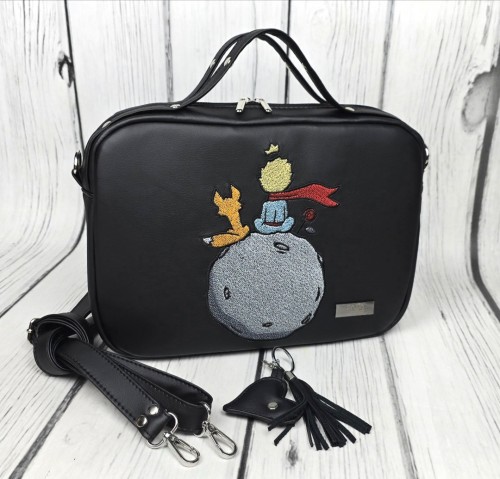 Torebka box czarna z haftem chłopca z lisem