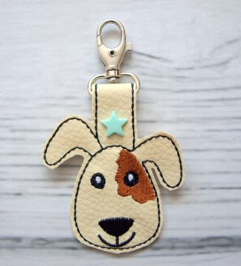 Brelok piesek z łatką