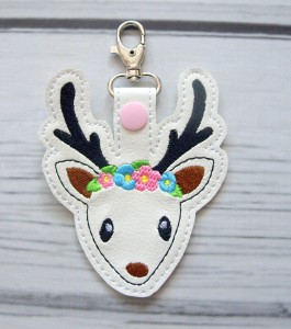 Brelok jeleń kwiaty