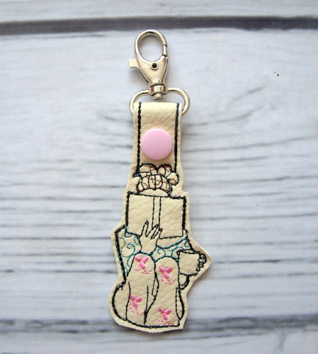 Brelok dziewczyna czyta